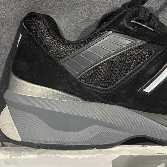 New Balance Women’s sneakers 990V Black Size 8.5 US - Picture 9 of 17